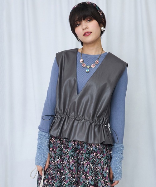 JETSET SOLO PLUS (ジェットセットソロプラス)の「【JETSET SOLO PLUS】フェイクレザー ドロストベスト(その他トップス・レディース・グレイッシュベージュ/モカ・FREE)」の3枚目の写真