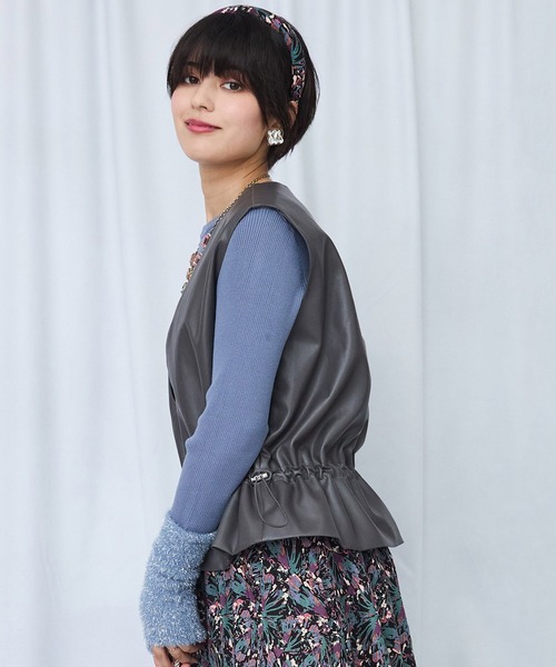 JETSET SOLO PLUS (ジェットセットソロプラス)の「【JETSET SOLO PLUS】フェイクレザー ドロストベスト(その他トップス・レディース・グレイッシュベージュ/モカ・FREE)」の4枚目の写真