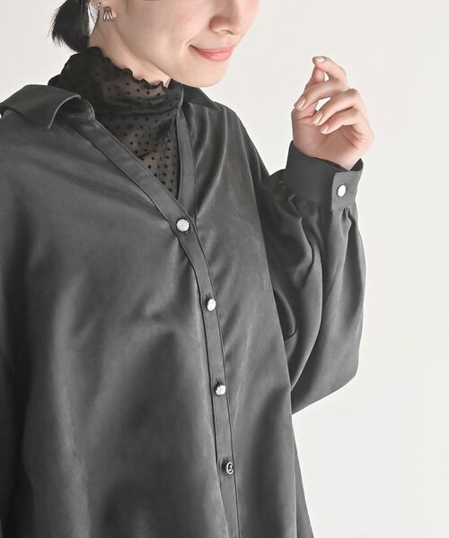 rps（アールピーエス）の「ＢＡＣＫレースアップ細コール裾タック多釦ブラウス（シャツ/ブラウス・レディース・モカ/チャコールグレー/アイボリー・フリー）」の16枚目の写真