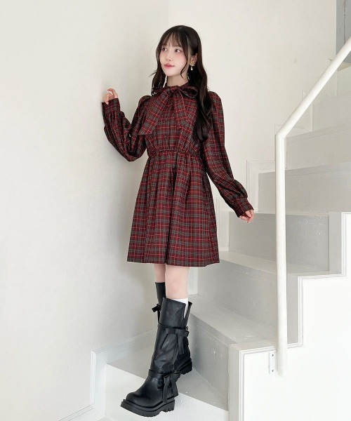 F i.n.t（フィント）の「ボリュームスリーブボウタイチェックワンピース（ワンピース・レディース・ブルー/レッド・FREE）」の2枚目の写真