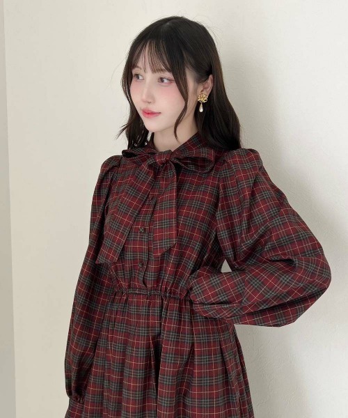 F i.n.t（フィント）の「ボリュームスリーブボウタイチェックワンピース（ワンピース・レディース・ブルー/レッド・FREE）」の4枚目の写真