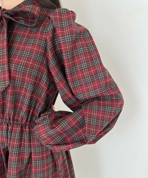 F i.n.t（フィント）の「ボリュームスリーブボウタイチェックワンピース（ワンピース・レディース・ブルー/レッド・FREE）」の6枚目の写真