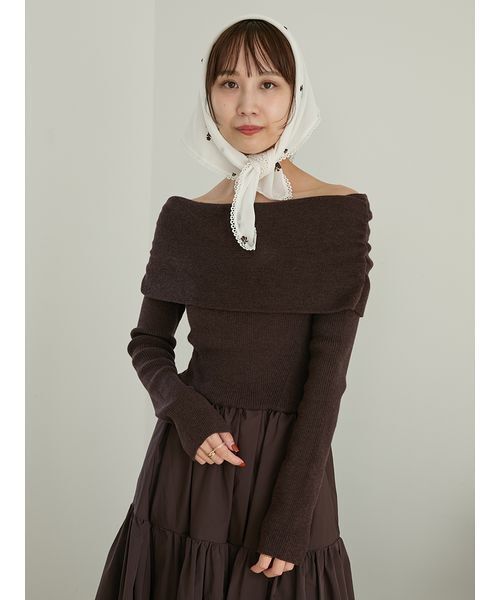 emmi（エミ）の「フロッキーフラワープリントスカーフ（バンダナ/スカーフ・レディース・オフホワイト/ブラウン/ブルー・F）」の2枚目の写真