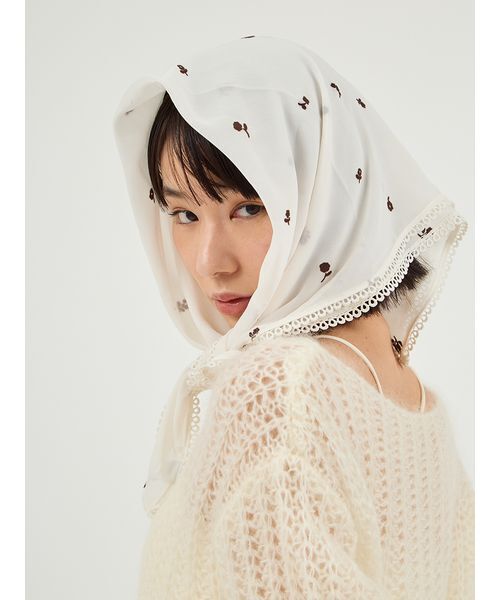 emmi（エミ）の「フロッキーフラワープリントスカーフ（バンダナ/スカーフ・レディース・オフホワイト/ブラウン/ブルー・F）」の4枚目の写真