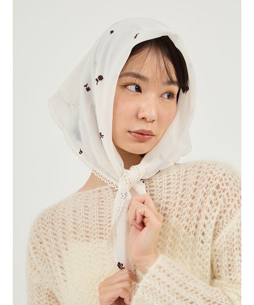 emmi（エミ）の「フロッキーフラワープリントスカーフ（バンダナ/スカーフ・レディース・オフホワイト/ブラウン/ブルー・F）」の10枚目の写真
