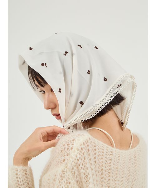 emmi（エミ）の「フロッキーフラワープリントスカーフ（バンダナ/スカーフ・レディース・オフホワイト/ブラウン/ブルー・F）」の12枚目の写真