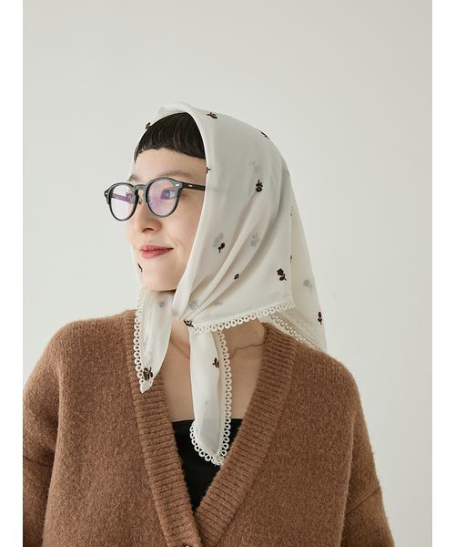 emmi（エミ）の「フロッキーフラワープリントスカーフ（バンダナ/スカーフ・レディース・オフホワイト/ブラウン/ブルー・F）」の16枚目の写真