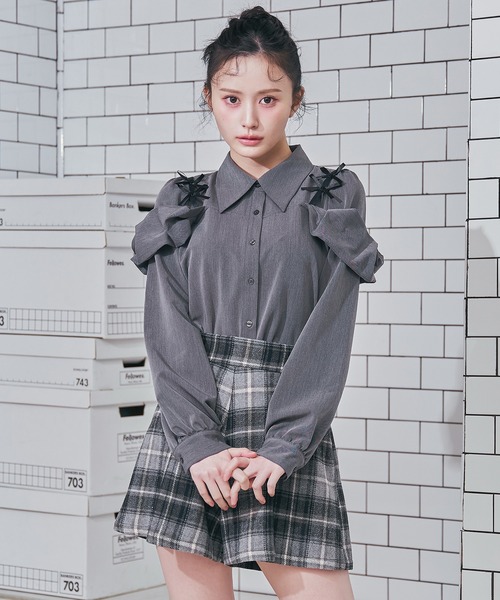 REDYAZEL（レディアゼル）の「リボンフリルショルダーブラウス（シャツ/ブラウス・レディース・オフホワイト/ベージュ/グレー・FREE）」の3枚目の写真