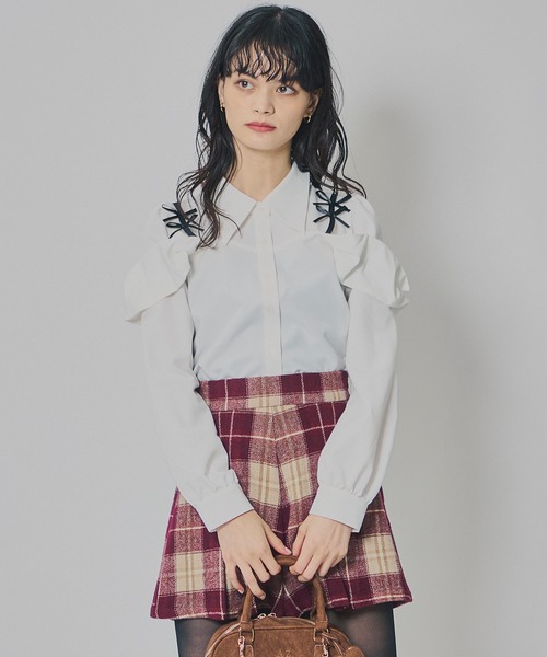 REDYAZEL（レディアゼル）の「リボンフリルショルダーブラウス（シャツ/ブラウス・レディース・オフホワイト/ベージュ/グレー・FREE）」の2枚目の写真