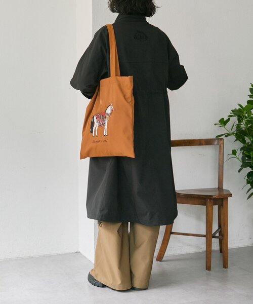 ear PAPILLONNER(イアパピヨネ)の「sampo×earホースサブトートバッグ《撥水/B4サイズ対応》(トートバッグ・レディース・ブラック/キャメル・FREE)」の4枚目の写真
