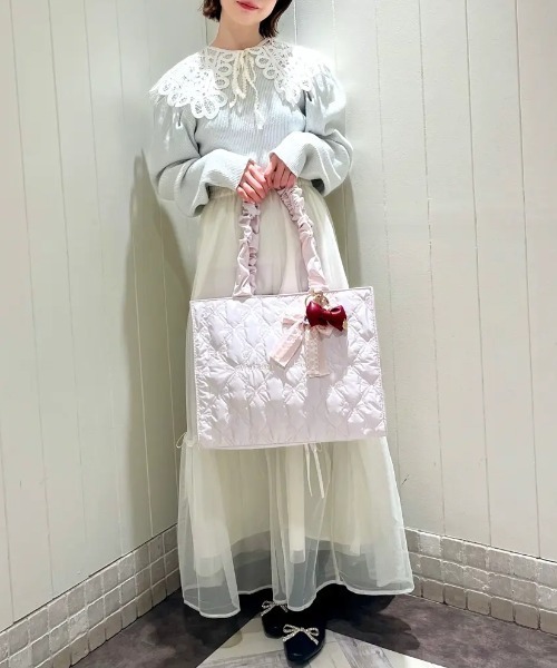 Maison de FLEUR(メゾンドフルール)の「【WEB限定カラーあり】ギャザーハンドルリボンキルティングトート(トートバッグ・レディース・ピンク/ブラック/アイボリー・FREE)」の4枚目の写真