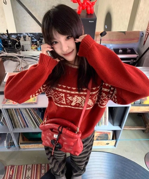 CANVAS+(キャンバスプラス)の「【CANVAS+】ノルディック柄ニットトップス(ニット/セーター・レディース・ブラック/レッド・M)」の2枚目の写真