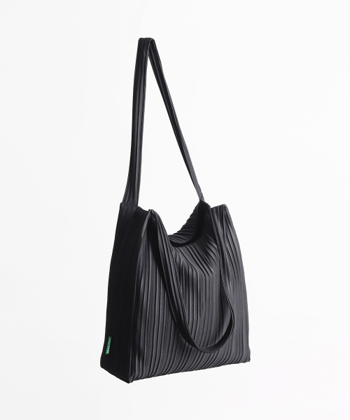 GREEN STUFF（グリーンスタッフ）の「boxy bag 53 - random pleats black（エコバッグ/サブバッグ・レディース・その他・FREE）」の2枚目の写真