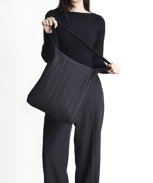 GREEN STUFF（グリーンスタッフ）の「boxy bag 53 - random pleats black（エコバッグ/サブバッグ・レディース・その他・FREE）」の4枚目の写真