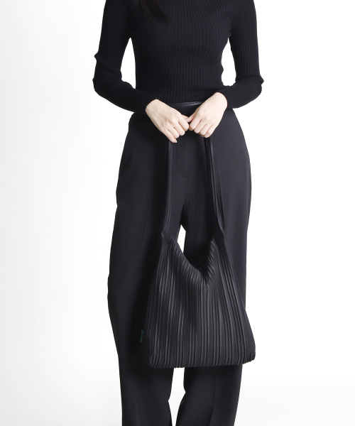 GREEN STUFF（グリーンスタッフ）の「boxy bag 53 - random pleats black（エコバッグ/サブバッグ・レディース・その他・FREE）」の5枚目の写真