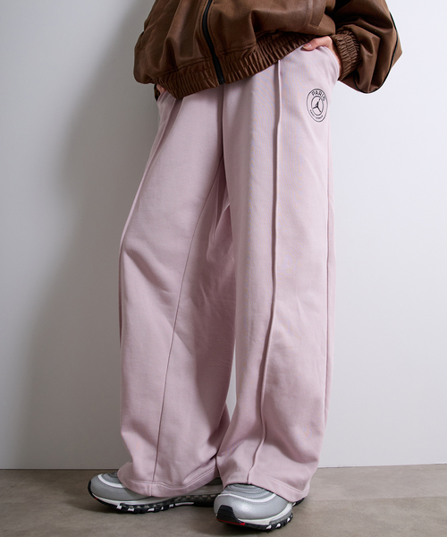 JORDAN BRAND(ジョーダンブランド)の「【NIKE / ナイキ】W J PSG FLC PANT HV0142- 627/060(スウェットパンツ・メンズ・ブラック/ピンク・MEDIUM/LARGE)」の1枚目の写真