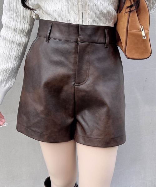 INGNI（イング）の「フェイクレザーショートパンツ／A（その他パンツ・レディース・ブラウン/ブラック・FREE）」の2枚目の写真