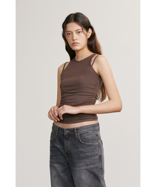 AFTERHOURS(アフターアワーズ)の「SHIRRING STRAP SLEEVELESS TOP (BROWN)(Tシャツ/カットソー・レディース・その他・FREE)」の2枚目の写真