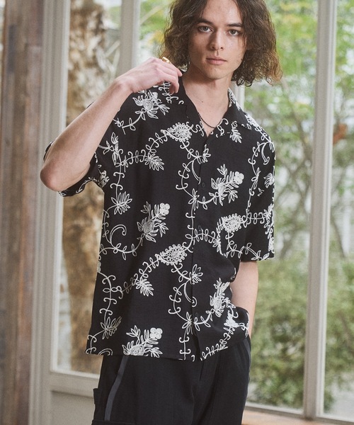 CASPER JOHN(キャスパージョン)の「Embroidery shirts/エンブロイダリーシャツ(シャツ/ブラウス・メンズ・ホワイト/ブラック・MEDIUM/LARGE/SMALL/X-SMALL)」の2枚目の写真