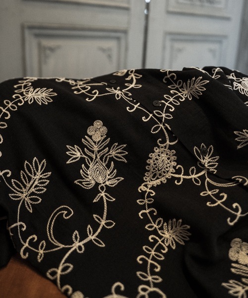 CASPER JOHN(キャスパージョン)の「Embroidery shirts/エンブロイダリーシャツ(シャツ/ブラウス・メンズ・ホワイト/ブラック・MEDIUM/LARGE/SMALL/X-SMALL)」の4枚目の写真