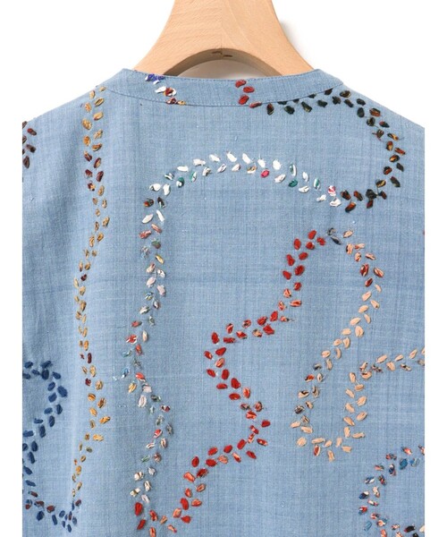 MARMARMAR(マーマーマー)の「MARMARMAR ハンド刺繍ベスト(ベスト・レディース・キナリ/ライトブルー・FREE)」の16枚目の写真