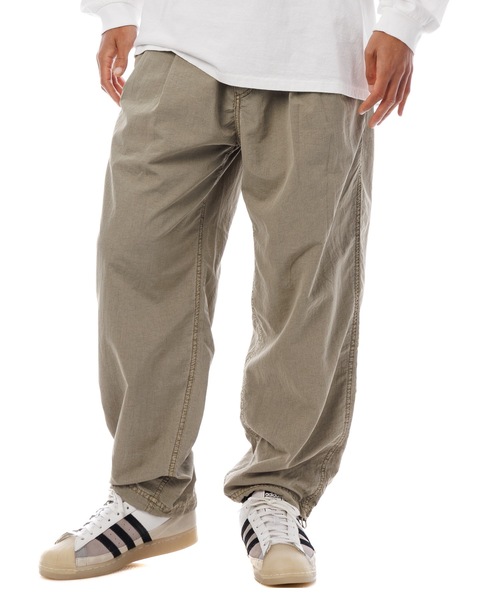 Sandinista（サンディニスタ）の「Nylon 2Tuck Pants - Overdyed / 後染め２タック入りナイロンパンツ（その他パンツ・メンズ・グリーン系その他/グレー系その他/イエロー系その他・SMALL/MEDIUM/LARGE）」の3枚目の写真
