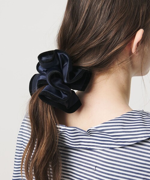 UNITED ARROWS(ユナイテッドアローズ)の「VVN トリム シュシュ(シュシュ・レディース・ネイビー/ブラック・FREE)」の2枚目の写真