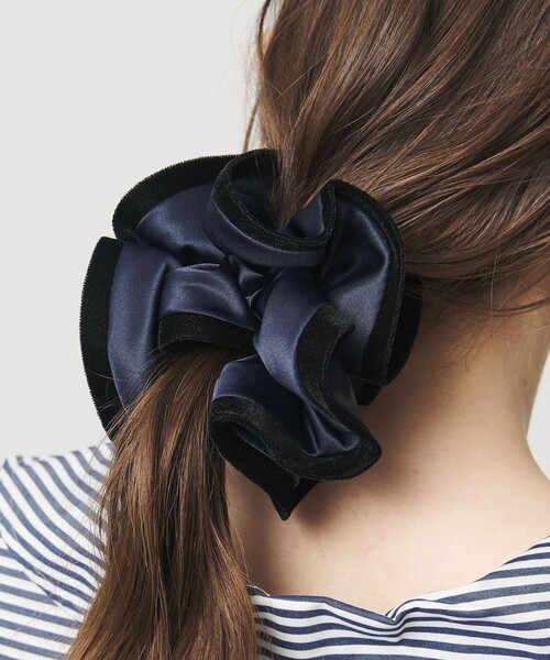 UNITED ARROWS(ユナイテッドアローズ)の「VVN トリム シュシュ(シュシュ・レディース・ネイビー/ブラック・FREE)」の4枚目の写真