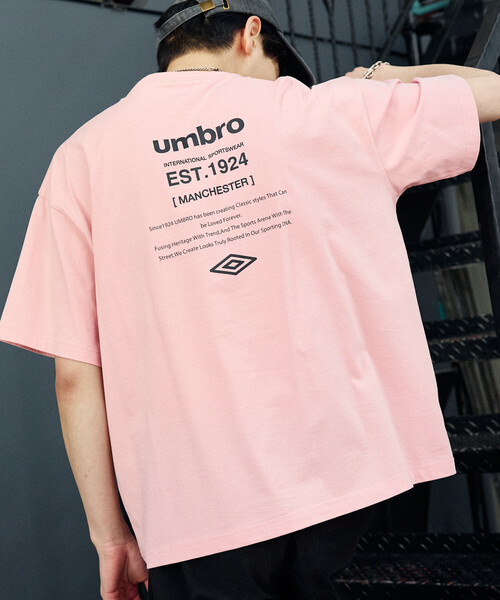 UMBRO（アンブロ）の「UMBRO × PUBLUX/アンブロ 別注　ロゴグラフィックTシャツ　限定展開（Tシャツ/カットソー・メンズ・ピンク/チャコールグレー/ブラック/ホワイト・MEDIUM/LARGE）」の4枚目の写真