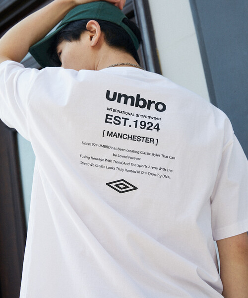 UMBRO(アンブロ)の「UMBRO × PUBLUX/アンブロ 別注 ロゴグラフィックTシャツ 限定展開(Tシャツ/カットソー・メンズ・ピンク/チャコールグレー/ブラック/ホワイト・MEDIUM/LARGE)」の5枚目の写真