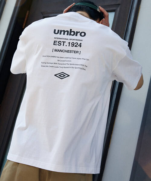 UMBRO(アンブロ)の「UMBRO × PUBLUX/アンブロ 別注 ロゴグラフィックTシャツ 限定展開(Tシャツ/カットソー・メンズ・ピンク/チャコールグレー/ブラック/ホワイト・MEDIUM/LARGE)」の7枚目の写真