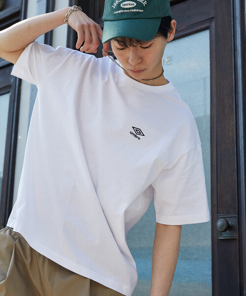 UMBRO(アンブロ)の「UMBRO × PUBLUX/アンブロ 別注 ロゴグラフィックTシャツ 限定展開(Tシャツ/カットソー・メンズ・ピンク/チャコールグレー/ブラック/ホワイト・MEDIUM/LARGE)」の8枚目の写真