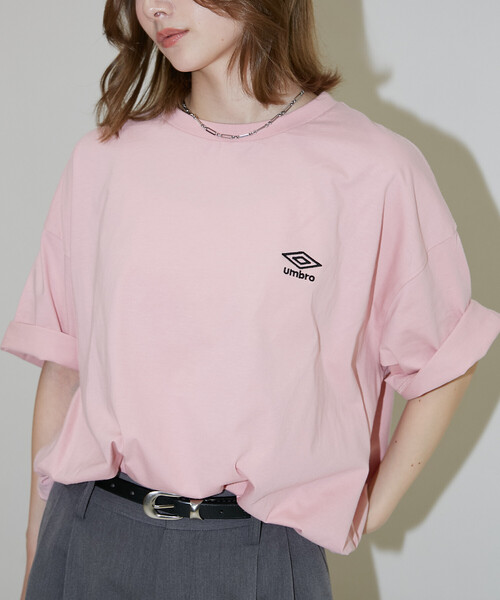 UMBRO（アンブロ）の「UMBRO × PUBLUX/アンブロ 別注　ロゴグラフィックTシャツ　限定展開（Tシャツ/カットソー・メンズ・ピンク/チャコールグレー/ブラック/ホワイト・MEDIUM/LARGE）」の7枚目の写真