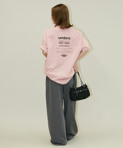 UMBRO（アンブロ）の「UMBRO × PUBLUX/アンブロ 別注　ロゴグラフィックTシャツ　限定展開（Tシャツ/カットソー・メンズ・ピンク/チャコールグレー/ブラック/ホワイト・MEDIUM/LARGE）」の10枚目の写真