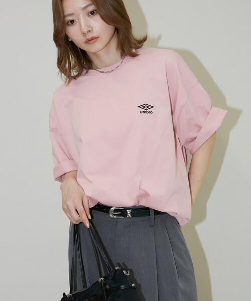 UMBRO（アンブロ）の「UMBRO × PUBLUX/アンブロ 別注　ロゴグラフィックTシャツ　限定展開（Tシャツ/カットソー・メンズ・ピンク/チャコールグレー/ブラック/ホワイト・MEDIUM/LARGE）」の12枚目の写真