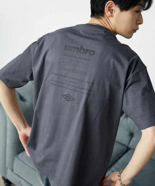 UMBRO（アンブロ）の「UMBRO × PUBLUX/アンブロ 別注　ロゴグラフィックTシャツ　限定展開（Tシャツ/カットソー・メンズ・ピンク/チャコールグレー/ブラック/ホワイト・MEDIUM/LARGE）」の14枚目の写真