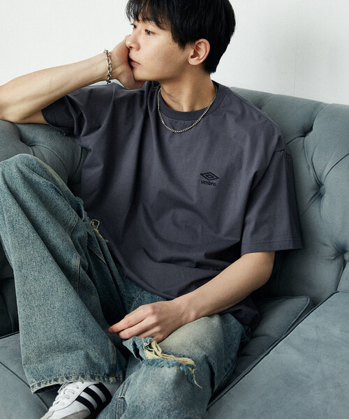 UMBRO（アンブロ）の「UMBRO × PUBLUX/アンブロ 別注　ロゴグラフィックTシャツ　限定展開（Tシャツ/カットソー・メンズ・ピンク/チャコールグレー/ブラック/ホワイト・MEDIUM/LARGE）」の15枚目の写真