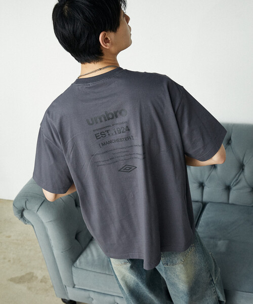 UMBRO（アンブロ）の「UMBRO × PUBLUX/アンブロ 別注　ロゴグラフィックTシャツ　限定展開（Tシャツ/カットソー・メンズ・ピンク/チャコールグレー/ブラック/ホワイト・MEDIUM/LARGE）」の16枚目の写真