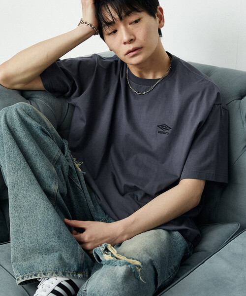 UMBRO（アンブロ）の「UMBRO × PUBLUX/アンブロ 別注　ロゴグラフィックTシャツ　限定展開（Tシャツ/カットソー・メンズ・ピンク/チャコールグレー/ブラック/ホワイト・MEDIUM/LARGE）」の21枚目の写真