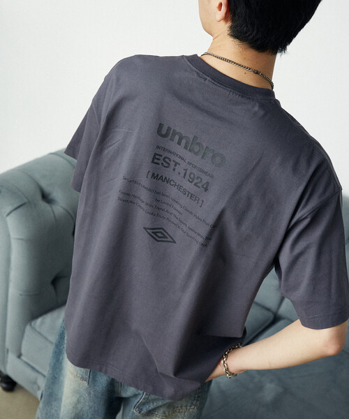 UMBRO（アンブロ）の「UMBRO × PUBLUX/アンブロ 別注　ロゴグラフィックTシャツ　限定展開（Tシャツ/カットソー・メンズ・ピンク/チャコールグレー/ブラック/ホワイト・MEDIUM/LARGE）」の17枚目の写真