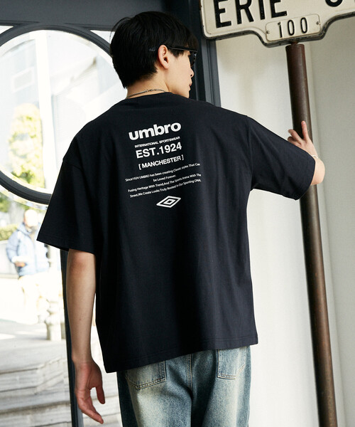 UMBRO（アンブロ）の「UMBRO × PUBLUX/アンブロ 別注　ロゴグラフィックTシャツ　限定展開（Tシャツ/カットソー・メンズ・ピンク/チャコールグレー/ブラック/ホワイト・MEDIUM/LARGE）」の22枚目の写真