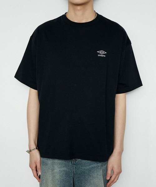 UMBRO（アンブロ）の「UMBRO × PUBLUX/アンブロ 別注　ロゴグラフィックTシャツ　限定展開（Tシャツ/カットソー・メンズ・ピンク/チャコールグレー/ブラック/ホワイト・MEDIUM/LARGE）」の15枚目の写真