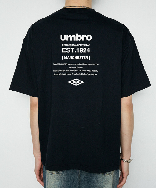 UMBRO（アンブロ）の「UMBRO × PUBLUX/アンブロ 別注　ロゴグラフィックTシャツ　限定展開（Tシャツ/カットソー・メンズ・ピンク/チャコールグレー/ブラック/ホワイト・MEDIUM/LARGE）」の5枚目の写真