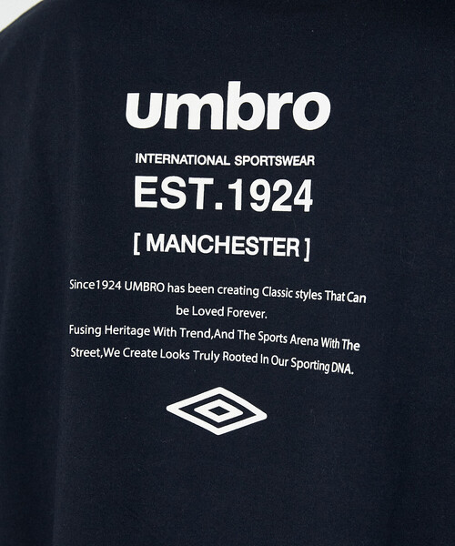 UMBRO（アンブロ）の「UMBRO × PUBLUX/アンブロ 別注　ロゴグラフィックTシャツ　限定展開（Tシャツ/カットソー・メンズ・ピンク/チャコールグレー/ブラック/ホワイト・MEDIUM/LARGE）」の6枚目の写真
