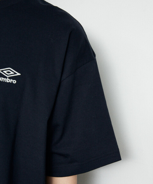 UMBRO（アンブロ）の「UMBRO × PUBLUX/アンブロ 別注　ロゴグラフィックTシャツ　限定展開（Tシャツ/カットソー・メンズ・ピンク/チャコールグレー/ブラック/ホワイト・MEDIUM/LARGE）」の9枚目の写真