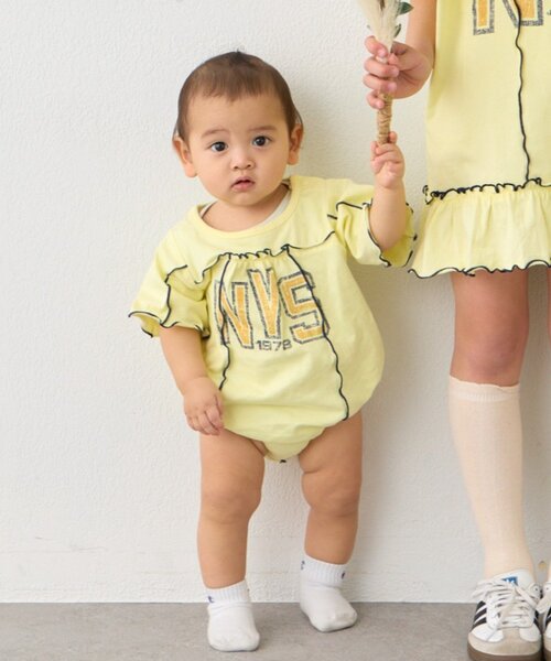 CIAOPANIC TYPY（チャオパニックティピー）の「【KIDS】メロウ切替ロゴ半袖ロンパース（ロンパース・キッズ・イエロー/チャコールグレー・80）」の2枚目の写真