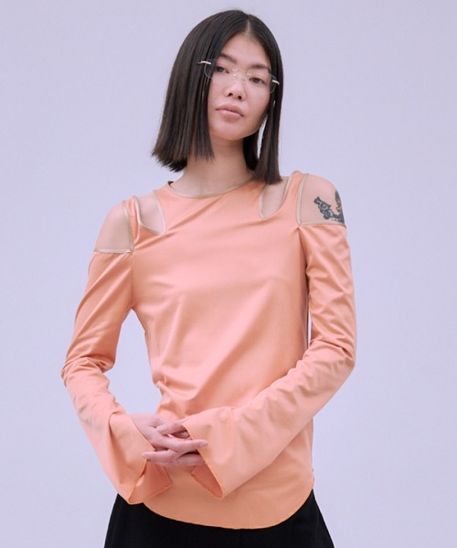 THINGS THAT MATTER（シングス ザット マター）の「FIBRIL SATIN JERSEY NOTCH DESIGN TOPS / フィブリル サテン ジャージー ノッチ デザイン トップス（Tシャツ/カットソー・レディース・グレイッシュベージュ/オレンジ/ブラウン/ブラック・FREE）」の4枚目の写真