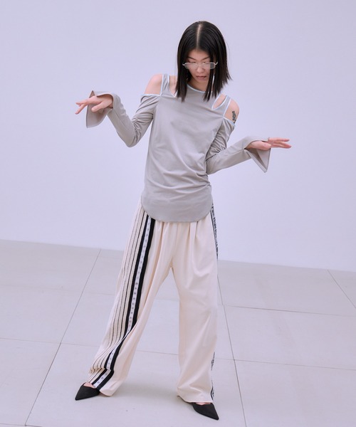 THINGS THAT MATTER（シングス ザット マター）の「FIBRIL SATIN JERSEY NOTCH DESIGN TOPS / フィブリル サテン ジャージー ノッチ デザイン トップス（Tシャツ/カットソー・レディース・グレイッシュベージュ/オレンジ/ブラウン/ブラック・FREE）」の7枚目の写真