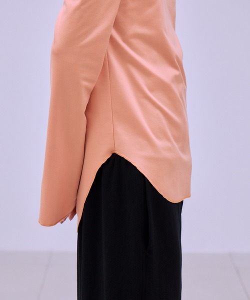 THINGS THAT MATTER（シングス ザット マター）の「FIBRIL SATIN JERSEY NOTCH DESIGN TOPS / フィブリル サテン ジャージー ノッチ デザイン トップス（Tシャツ/カットソー・レディース・グレイッシュベージュ/オレンジ/ブラウン/ブラック・FREE）」の11枚目の写真