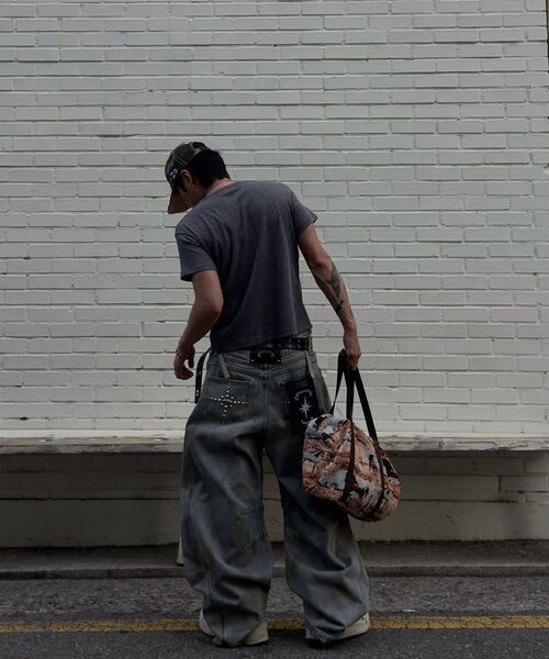 BADBLOOD(バッドブラッド)の「Star-Studded Barrel Jeans - Light Blue(デニムパンツ・レディース・その他・SMALL/MEDIUM/X-SMALL)」の4枚目の写真